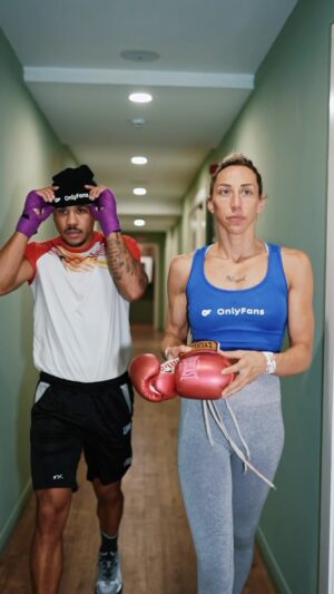 Jennifer Miranda Instagram - 👊 @jennifer_miranda_box and @maravillaalonso put @ofmerch through the sweat test 

#OFMerch #OnlyFans #BoxingWorkout