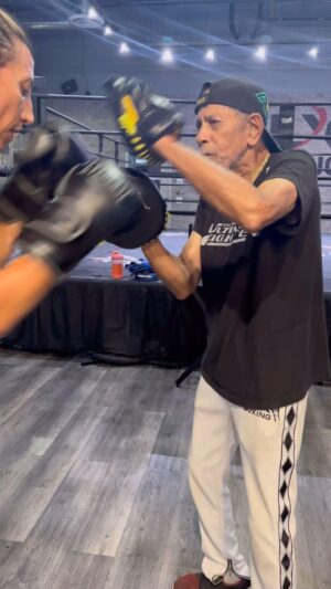 Jennifer Miranda Instagram - Old School 🥊

@kenneth_6347 
@jennifer_miranda_box 

#boxing #boxinglegend #boxingcoach #boxinglife #mittwork