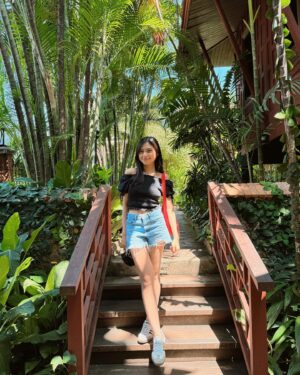 Jennifer Rachel Natasya Instagram - Vacation mode: can’t turn-OFF!🙂🌞

If only my job was to go on holiday, I’ll never take Annual Leave!🤣😄