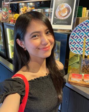 Jennifer Rachel Natasya Instagram - nunggu paling menyenangkan adalah nunggu antri beli kopi😚
kalo nunggu paling menyebalkan nunggu apa nih?