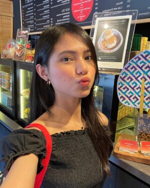 Jennifer Rachel Natasya Instagram - nunggu paling menyenangkan adalah nunggu antri beli kopi😚
kalo nunggu paling menyebalkan nunggu apa nih?