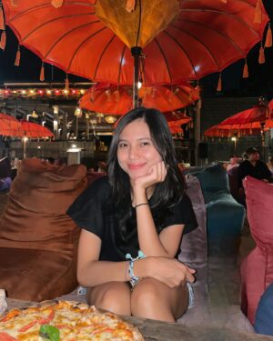 Jennifer Rachel Natasya Instagram - 🍕🌊🍻❣️