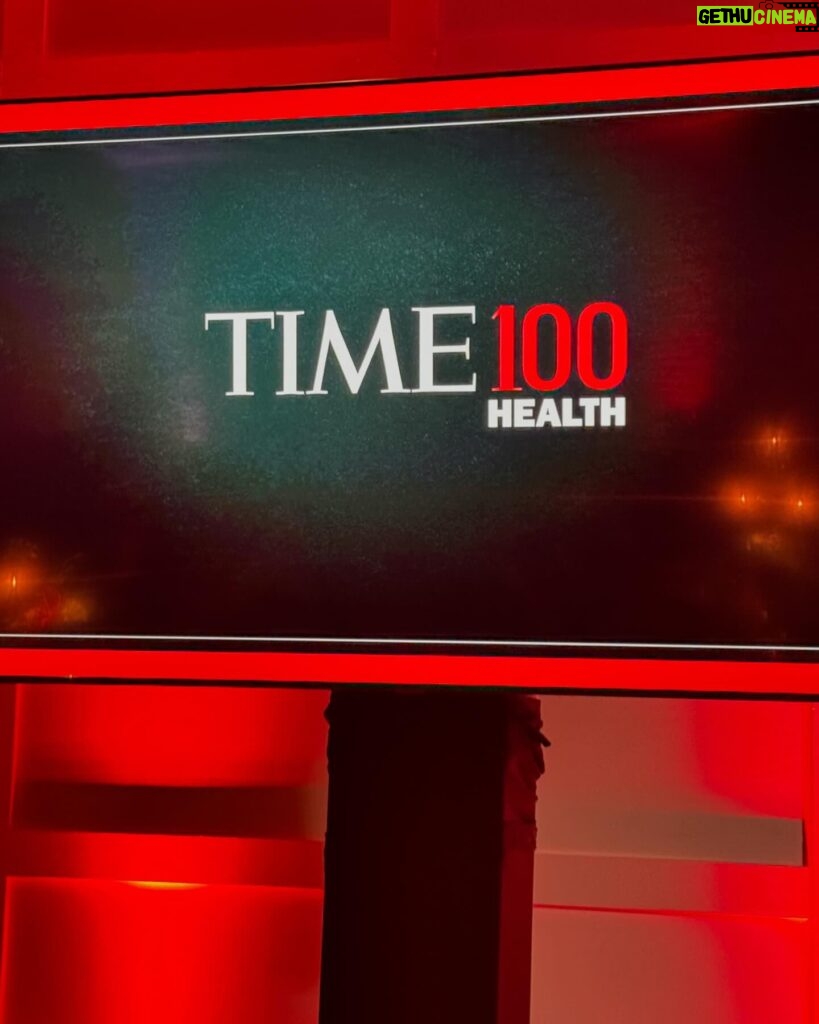 Jennifer Ashton Instagram - What a great evening celebrating Time Magazine’s Top 100 Most Influencial People in Health! Great panel with Halle Berry, always great to catch up with @ariannahuff and speak to one of the top executives @apple about ways in which technology can improve Women’s Health. Honored to be in the room with so many interested and interesting people in Health, Science and Medicine. #time100 Photo Cred: Katie Burke