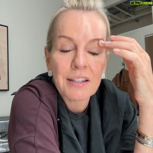 Jennifer Ashton Instagram - Get ready with me at GMA3: talking perimenopausal hair changes, my pre-tv makeup application, and more! Cameos by Camille, Kecia and Scott here at GMA. Sign up for my free weekly newsletter at joinajenda.com #hairloss #makeuptutorial #behindthescenes