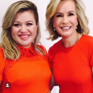 Jennifer Ashton Instagram - Can we PLEASE stop attacking/ shaming/ judging people who lose weight with FDA-approved weight loss medication?!?!! I met @kellyclarkson years ago at GMA and found her to be kind, warm, friendly and of course, talented!  Today, she’s in the headlines for the way in which she has discussed her taking weight loss medication to lose a significant amount of weight. It’s upsetting to see how she’s being attacked for it- for not “telling everything” about which drug she takes, etc.  People: THATS HER CHOICE!  It’s not for anyone to say how, when, if or why she should talk about it. She’s a person, and just because she’s a public figure doesn’t mean that the fundamental rules of decency, privacy, autonomy etc etc don’t apply to her.  The fat shaming is out of control: people attack those who are overweight and then attack those who lose weight. As a doctor who is board-certified in Obesity Medicine, I know just how damaging and dangerous this is.  Would we attack someone who talked about taking an antidepressant for mental illness/ depression? Weight should be no different.  Imagine how absurd this would be if she were talking about how she’s been taking “a medication” for depression, and didn’t say which one… would people be attacking her for that? I think not.  Kelly, I applaud you for taking the steps to improve your health by losing a significant amount of weight.  Not everyone can access or afford these medications, which desperately needs to change so even more people can be helped. Until then, can we just be a little kinder to each other, please?! #fatshaming #ozempicshaming #kellyclarkson #weightlossjourney Sign up for my free weekly newsletter at the link in my bio or at www.joinajenda.com