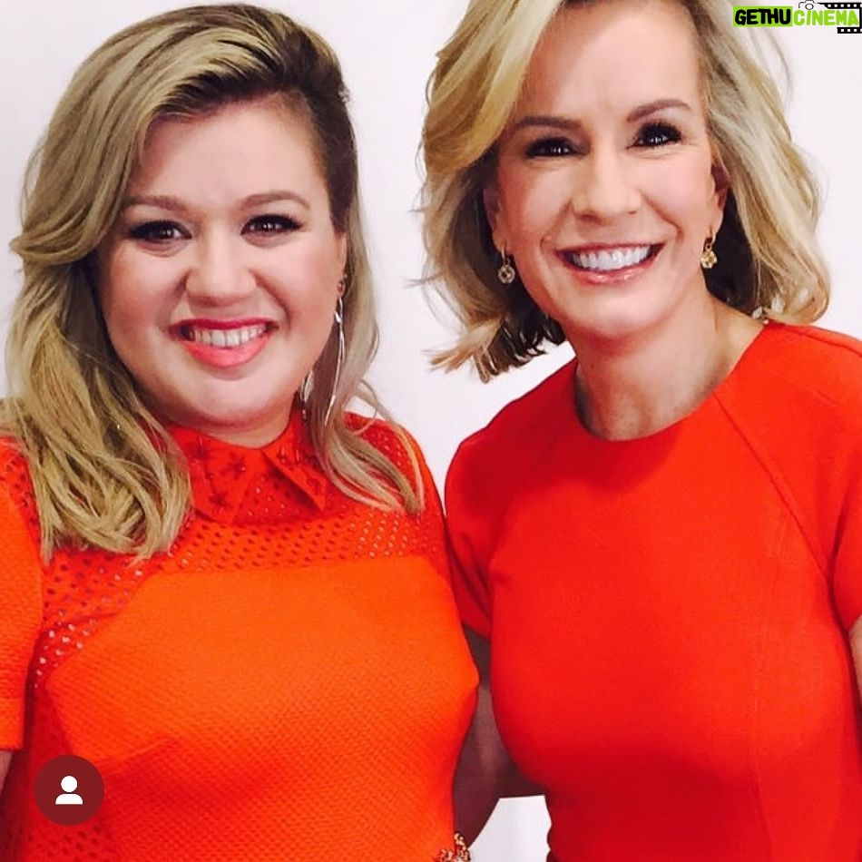 Jennifer Ashton Instagram - Can we PLEASE stop attacking/ shaming/ judging people who lose weight with FDA-approved weight loss medication?!?!! I met @kellyclarkson years ago at GMA and found her to be kind, warm, friendly and of course, talented! Today, she’s in the headlines for the way in which she has discussed her taking weight loss medication to lose a significant amount of weight. It’s upsetting to see how she’s being attacked for it- for not “telling everything” about which drug she takes, etc. People: THATS HER CHOICE! It’s not for anyone to say how, when, if or why she should talk about it. She’s a person, and just because she’s a public figure doesn’t mean that the fundamental rules of decency, privacy, autonomy etc etc don’t apply to her. The fat shaming is out of control: people attack those who are overweight and then attack those who lose weight. As a doctor who is board-certified in Obesity Medicine, I know just how damaging and dangerous this is. Would we attack someone who talked about taking an antidepressant for mental illness/ depression? Weight should be no different. Imagine how absurd this would be if she were talking about how she’s been taking “a medication” for depression, and didn’t say which one… would people be attacking her for that? I think not. Kelly, I applaud you for taking the steps to improve your health by losing a significant amount of weight. Not everyone can access or afford these medications, which desperately needs to change so even more people can be helped. Until then, can we just be a little kinder to each other, please?! #fatshaming #ozempicshaming #kellyclarkson #weightlossjourney Sign up for my free weekly newsletter at the link in my bio or at www.joinajenda.com