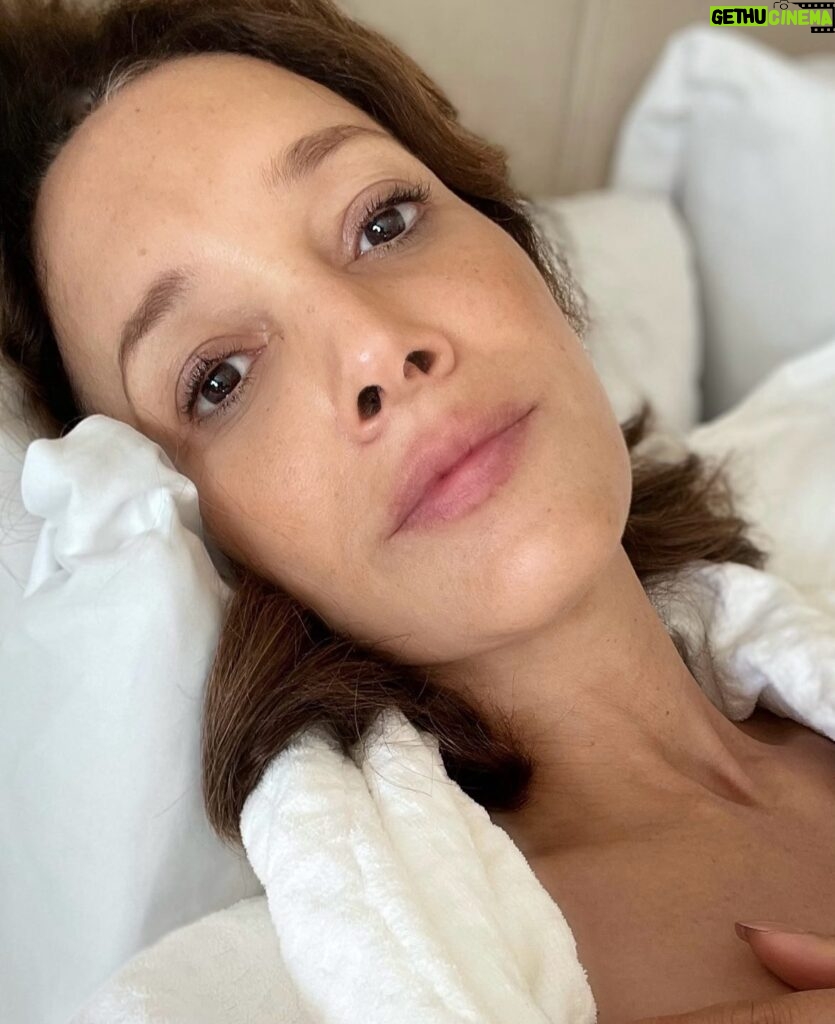 Jennifer Beals Instagram - Rise, shine and offer your gifts to the world. Have a great day 💛