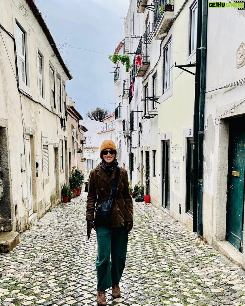 Jennifer Beals Instagram - Lisbon, I miss you already. I feel a fado song coming on… 💛🦚