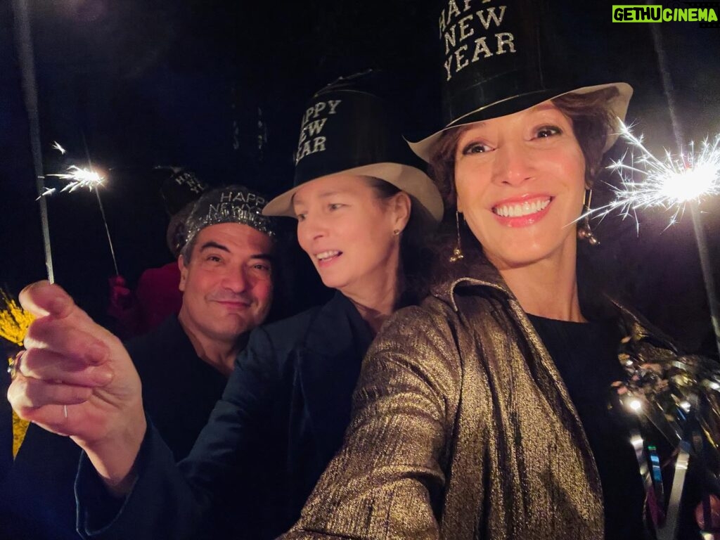 Jennifer Beals Instagram - More #NYE 💛 Happy #2024 to you all! #friendship