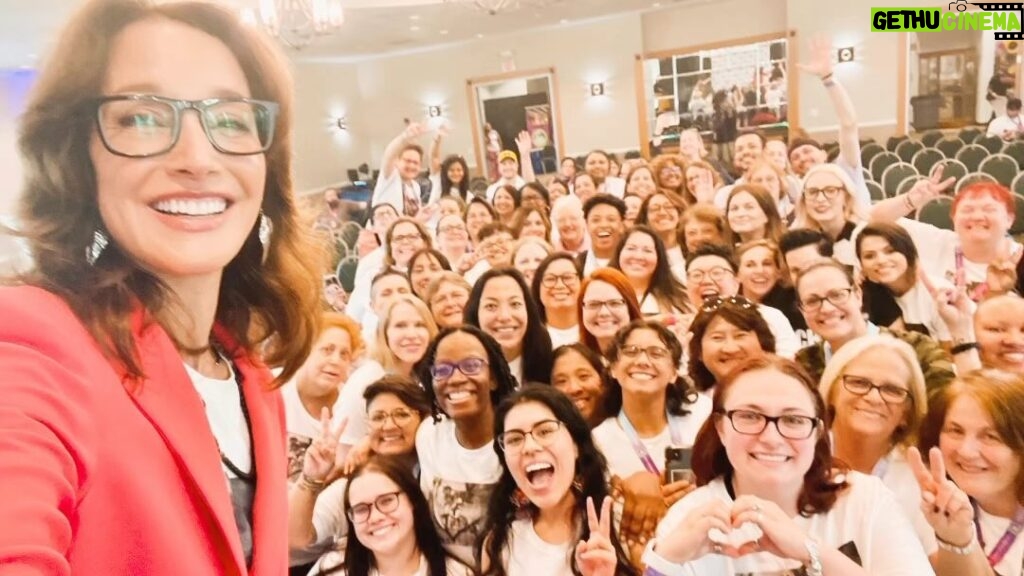 Jennifer Beals Instagram - Last weekend was straight up magical! Thank you to everyone who travelled from near and far! It was such a pleasure meeting you all. AND it was such a pleasure watching you all bring so much joy and fellowship to the convention. Your kindness is now part of Texas legend. ☺️ 🙏🏼@giganticontx for being such great hosts. 🙏🏼to @solarflightpro for putting together this video! If you missed out on getting a tshirt they’re back in stock @shopstands Link is in the bio. Sales help support @GLSEN Until the next adventure! 💜 #iykyk