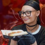 Jennifer Boyner Instagram - Selam dostlar! Saucisse Moda ‘nın yeni açılan Samsun şubesine konuk olarak muhteşem lezzetlerini deneme şansı buldum ve inanılmaz keyif aldım! Kendi ellerimle hazırladığım sosis gerçekten tadına doyulmazdı. Saucisse Moda, Türkiye’nin ilk butik sosisçisi olmanın gururunu taşıyor ve ben de onlarla birlikte bu deneyimi sizinle paylaşmaktan mutluluk duyuyorum. Şimdi hemen şubelerine uğrayın ve lezzetin keyfini çıkarın, denedikten sonra bana yazmayı unutmayın! 🌭👩‍🍳💖 @saucissemoda #işbirliği