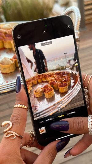 Jennifer Boyner Instagram - Sizin makyajlarınızda  odak noktanız hangileri ? Bence kesinlikle gözler ve dudaklar 🌹 #reklam
