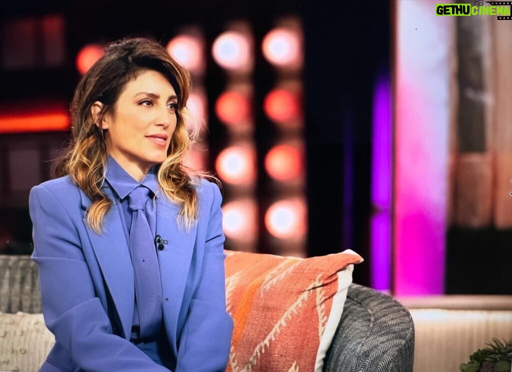 Jennifer Esposito Instagram - A sincere thank you to @kellyclarksonshow for having me on to talk about Fresh Kills. I cannot thank you enough for helping me bring this beautiful film to the public. Watch me with the lovely @kellyclarkson today!! Fresh Kills comes out June 14!! June 13 a sneak preview and many theaters. Check to see. I’ll also be doing Q&As all weekend at the @amctheatres in NYC at 42 st with many of the cast. Tkts are almost done. Link in bio Please- no one tell Aunt Chi Chi that I was on Kelly’s show. It may kill her. @freshkillsmovie
