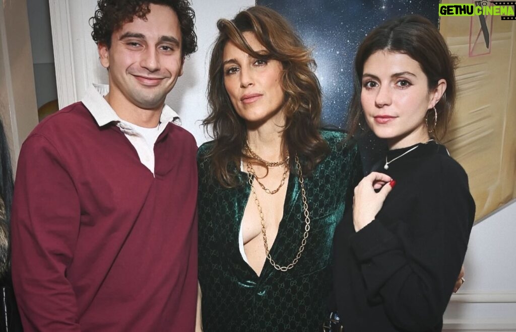 Jennifer Esposito Instagram - This woman right here- @jenniferkhowell of @theartofelysium hosted Fresh Kills in celebration of our crazy journey, the hope we had for our self made film and the absolute necessity of ART!!! She believes, as I do, that art heals!!! It’s simply the most important thing we have in understanding one another and healing our differences. Independent films, truly indie films, are a dying breed and are so VITAL! They offer a different perspective that what the main stream movies are giving you! Please support them when you can. It’s the ONLY way you will see new, different, stories and voices that represent us ALL!!! On behalf of myself, my team and our film, FRESH KILLS, thank you for such an amazing evening surrounded by likeminded artists. Thanks @chriscrokos for introducing me to this amazing group who is doing such important work. And the incredible musican @milckmusic blew us away. @leslieowen_omg @sjsprecher @chris.tricarico @emily_bader @francomaicas @tkhuntress @alicia_coppola