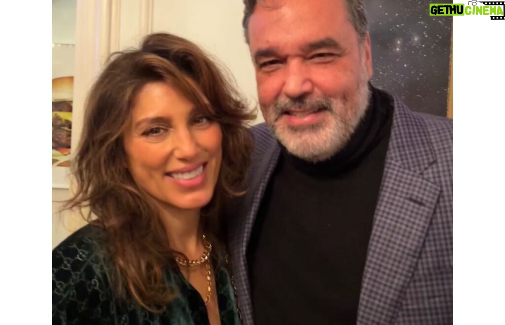 Jennifer Esposito Instagram - This woman right here- @jenniferkhowell of @theartofelysium hosted Fresh Kills in celebration of our crazy journey, the hope we had for our self made film and the absolute necessity of ART!!! She believes, as I do, that art heals!!! It’s simply the most important thing we have in understanding one another and healing our differences. Independent films, truly indie films, are a dying breed and are so VITAL! They offer a different perspective that what the main stream movies are giving you! Please support them when you can. It’s the ONLY way you will see new, different, stories and voices that represent us ALL!!! On behalf of myself, my team and our film, FRESH KILLS, thank you for such an amazing evening surrounded by likeminded artists. Thanks @chriscrokos for introducing me to this amazing group who is doing such important work. And the incredible musican @milckmusic blew us away. @leslieowen_omg @sjsprecher @chris.tricarico @emily_bader @francomaicas @tkhuntress @alicia_coppola