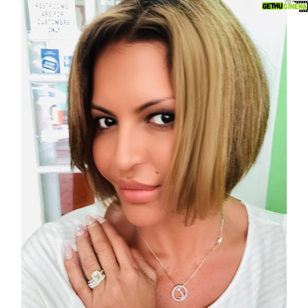 Jennifer Gimenez Instagram - New Hair, New Do, New Color, New Skin, = NEW ME. Thank you @manewizard for spending so so so many hours coloring my hair, cutting it, taking care of it and giving me a new look. I’m so honored that I get have you do your magic on me. I love this new look. I love you beyond words and so honored to call you my best friend. Thank you to @nursepractitionerjen for being my face fairy angel. Jen this PRX Peel Non Peel is the best. This PRX peel brightens your skin, tightens your skin and builds collagen. It was a game changer for me. I did four treatments, used the creams that was given to me for this treatment and I couldn’t be more happier. Especially as we all start aging, it’s important to take care of our skin. Your so amazing . Jen, I love you and am so grateful for you and our friendship. I adore your talented and beautiful women who work with you. #NewLook #NewMe #NewHair #NewColor #Hairwizard #PeteyD #@peteralfonsoderosa #NewSkin #PRXPeel #AestheticsLoungePB @aestheticsloungepb #Skin #Hair #Health #SoberIsSexy