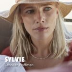 Jennifer Hoffman Instagram - Binnenkort in de bioscoop 🥳🤗🌴 @allinclusive_film “Jennifer Hoffman speelt de rol van Sylvie, een moeder die haar huwelijk met Jacco niet meer ziet zitten. Ze wil een break. Tijdens hun vakantie naar Bonaire besluit ze zichzelf op één te zetten, tot grote frustratie van Jacco.” #allinclusivefilm #allinclusive #greenfieldproductions #komedie #maarsomsooktragisch #tragicomédia #wwentertainmentnl