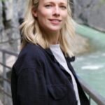 Jennifer Hoffman Instagram - Van kajakken in een turquoise meer tot een spectaculaire wandeling door de Aareschlucht kloof. 🛶🥾 Zwitserland blijft tot de verbeelding spreken. 🇨🇭 De hele reis van Jennifer door Zwitersland terugzien? Ga naar NPO Start of klik op de link in de bio!🔗