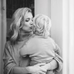 Jennifer Hoffman Instagram - In Ouders van Nu. Want ik ben al ouder. ;) #oudersvannu #vervelenisgezond #linkinstory Foto’s: @lahannahlipowsky