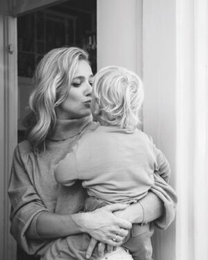 Jennifer Hoffman Instagram - In Ouders van Nu. 
Want ik ben al ouder.
;) 
#oudersvannu 
#vervelenisgezond 
#linkinstory

Foto’s: @lahannahlipowsky