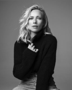 Jennifer Hoffman Instagram - In het boek van Eva @evajinek ❤️
Foto @robin_de_puy @selkehairandmakeup @tommydriessen @armedangels 🌱🫶