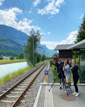 Jennifer Hoffman Instagram - Slechts zes uurtjes achteroverleunen in een trein en je bent er al: Zwitserland. 🇨🇭 Over land en water verkende de crew dit prachtige Alpenland vol reusachtige bergen, heldere meren, serene dorpen en groene valleien. 🌄

Zin om weg te dromen? Kijk op NPO Start of check de link in bio. 🔗
