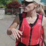 Jennifer Hoffman Instagram - Zwitserland heeft, net als ieder ander land op de wereld, te maken met de gevolgen van klimaatverandering. In de relatief korte tijd sinds Barrie hier kwam wonen, heeft hij zelf de gletsjers steeds kleiner zien worden. Hij neemt Jennifer mee op Kayaktocht over de Brienzersee, middenin het bergachtige landschap. 🏔️🇨🇭 Jennifer’s reis door Zwitserland terugkijken? Dat doe je via NPO Start of check de #linkinbio 🔗