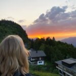 Jennifer Hoffman Instagram - Slechts zes uurtjes achteroverleunen in een trein en je bent er al: Zwitserland. 🇨🇭 Over land en water verkende de crew dit prachtige Alpenland vol reusachtige bergen, heldere meren, serene dorpen en groene valleien. 🌄 Zin om weg te dromen? Kijk op NPO Start of check de link in bio. 🔗