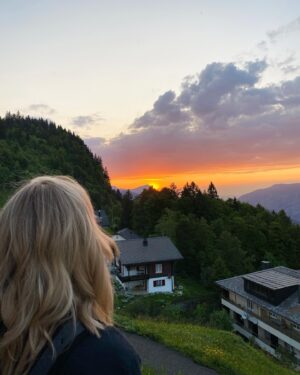 Jennifer Hoffman Instagram - Slechts zes uurtjes achteroverleunen in een trein en je bent er al: Zwitserland. 🇨🇭 Over land en water verkende de crew dit prachtige Alpenland vol reusachtige bergen, heldere meren, serene dorpen en groene valleien. 🌄

Zin om weg te dromen? Kijk op NPO Start of check de link in bio. 🔗
