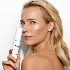 Jennifer Hoffman Instagram - @witlofskincare 
Ik heb jarenlang (en nog soms een beetje) geworsteld met hormonale acne. Bij alle artsen en klinieken kreeg ik te horen dat er weinig aan te doen, was, behalve pillen slikken en hormoon crèmes smeren. En resultaat was van korte duur. 

Je begrijpt dat mijn huid voor mijn werk nogal belangrijk is. Een visagiste drukte dat jaren geleden ooit zo subtiel uit, terwijl ik 5 minuten later de set op moest lopen: “ik zie jou geen hoofdrol spelen met die huid” 

Ik heb daardoor meer dan 2 jaar antibiotica geslikt omdat ik wilde dat het stopte. 

Inmiddels weet ik veel beter wat helpt en wat niet. Ik heb de symptoombestrijding naast me neergelegd en ben gaan zoeken naar de oorzaak.

 “Gezondheid huist in je darmen” 
Sinds ik mijn voeding heb aangepast en over ben gestapt op 100% natuurlijke huidproducten is mijn huid met sprongen vooruit gegaan. Ben ik er helemaal vanaf? Nee. Terwijl ik dit schrijf zit er een dikke pukkel op mijn kin. Maar het is voor 90% beter geworden, daar doe ik het voor. 
En gelukkig heeft die visagiste geen gelijk gekregen ;) 
🤗🌱🙏🏼

(Deze valt uiteraard weer in de categorie: “reclame voor weinig, omdat ik in het merk geloof”)
#naturalskincare 
#naturalfood
#eatyourgreens 
#fastingisunderrated

Foto: @esmeefrankenphotography @resy___ @valerientantu