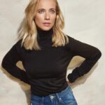 Jennifer Hoffman Instagram - Trui @arberstudio Zoals jullie (hopelijk) weten maak ik met liefde en voor weinig reclame voor merken met een hart. Koop zo min mogelijk, koop alleen wat je nodig hebt en koop het dan goed. Koop tijdloos. En bij Arber Studio weet ik vrij precies hoe duurzaam en hoe goed het is, aangezien mijn schoonzus ermee van doen heeft. (👆🏼Vooral in kader van transparantie goed om te melden, maar ik wil ook graag een gezellige en harmonieuze kerst hebben ;)) 🤗🌱🌎 Groetjes. Jennifer #merinowool #mulesingfree #sustainablefashion #essentialswithafuture Foto: @esmeefrankenphotography @valerientantu en @resy___ (En dank aan @mudjeans voor het lenen van de broeken)