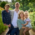 Jennifer Hoffman Instagram - Wat een avontuur was DEEP SHIT. Een van de beste tot nu toe. We hebben mogen maken wat we wilden maken en konden er niet meer achterstaan dan we deden. Helaas komt er geen tweede seizoen, de @npo.nl moet nou eenmaal keuzes maken. Maar we danken iedereen die ons steunden tijdens de eerste. We hadden niks anders willen doen. Dank ook voor alle trouwe fans! Zoveel geweldige reacties heb ik nog nooit gehad. Zelfs niet met De Luizenmoeder. Tot het volgende avontuur! 🤗✨🍀 En voor wie nog wil kijken: Er staan 8 hele toffe afleveringen op NPO Start #deepshit #bnnvara #fictionvalley