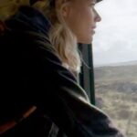 Jennifer Hoffman Instagram - Behind the scenes van 3 op Reis :) Met deze keer onder andere de gouden klapper van cameraman Marnix tegen het raampje van de Black Cab. En wat zou ik graag willen dat treinreizen goedkoper zou worden en vliegen weer duurder. Klimaat-technisch gezien een logische stap. En het is zoveel leuker! Mocht je het geld hebben, vergeet dat vliegtuig en pak vaker de trein. Sta je ook niet zo lang in de rij weet je wel, zie je nog eens wat en heb je veeeel meer beenruimte. Beter voedsel ook. Soms zit er zelfs een bar of restaurant in. WAAR JE ROND KAN LOPEN. En groot voordeel, je zit niet allemaal in dezelfde circulerende scheetlucht. Ik heb het idee dat jullie wel weten waar mijn voorkeur naar uitgaat ;) 😏🍀 #maketraintravelgreatagain #forgetthelonglinesopschipholairport #slowtravelisthenewluxury @redpeppermedianl