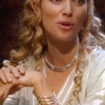 Jennifer Hoffman Instagram - PANDULORIA. Vanaf 22 maart op Amazon Prime. Een fantastisch belachelijke en even zo geweldige Fantasy-sitcom. Over een avonturengilde die nooit op avontuur gaat. Maar er wel heel veel over wil praten. Dus er wordt vergaderd, vergaderd en nog eens vergaderd. Ook door de vrouwen van het gilde. Geschreven, bedacht en geregisseerd door de originele @thijsvandomburg en @emilio.r.guzman (die ook nog eens meespelen) #fantasy #fantasysitcom #panduloria #avontuur #verwaandeelf #tovenaar #prinses #dwerg #jorgen en andere figuren. #humanfactortv en @primevideonl