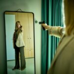 Jennifer Hoffman Instagram - Wat een avontuur was DEEP SHIT. Een van de beste tot nu toe. We hebben mogen maken wat we wilden maken en konden er niet meer achterstaan dan we deden. Helaas komt er geen tweede seizoen, de @npo.nl moet nou eenmaal keuzes maken. Maar we danken iedereen die ons steunden tijdens de eerste. We hadden niks anders willen doen. Dank ook voor alle trouwe fans! Zoveel geweldige reacties heb ik nog nooit gehad. Zelfs niet met De Luizenmoeder. Tot het volgende avontuur! 🤗✨🍀 En voor wie nog wil kijken: Er staan 8 hele toffe afleveringen op NPO Start #deepshit #bnnvara #fictionvalley