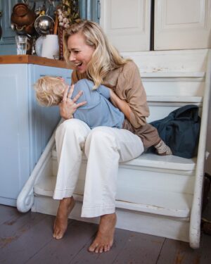 Jennifer Hoffman Instagram - In Ouders van Nu. 
Want ik ben al ouder.
;) 
#oudersvannu 
#vervelenisgezond 
#linkinstory

Foto’s: @lahannahlipowsky