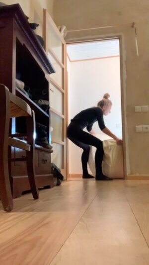 Jennifer Hoffman Instagram - Om hulp vragen is een kunst… 🙄
Herkenbaar? 
Ik had dit gefilmd om mijn vriend blij te maken en te laten zien dat ik de matrassen zelf al even snel gewisseld had. In mijn eentje. Terwijl hij een uurtje later thuis zou zijn en we het samen zouden doen. Maar ik kon het prima zelf, vond ik. 
Ik zou het filmpje ook nog versnellen. En dan zou ik heel cool overkomen, hij zou nog meer van mij houden en we zouden nog langer en gelukkiger leven. 
Maar toen bleek het loodzware 🤬traagschuimmatras, dat je nergens kunt vastpakken(!) er anders over te denken. 
Mijn zoon had ook nog wat aanwijzingen terwijl hij op de wc zat. “Mama meer draaien” Beste stuurlui zitten blijkbaar te poepen. 
#ikkanhetallemaalzelf
#bijnarugletselopgelopen
#takkematrassen