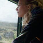 Jennifer Hoffman Instagram - Met de trein naar de Schotse Hooglanden? 🇽🇸 Het kan gewoon! Stap in de Caledonian Sleeper, sluit je ogen en word wakker tussen groene heuvels. Jennifer gaat je alvast voor en treint via Londen naar het meest afgelegen station van het Verenigd Koninkrijk. 🚂 Reis je met ons mee? Link in bio 👉 Met de trein naar Schotland #schotland #scottishhighlands #caledoniansleeper