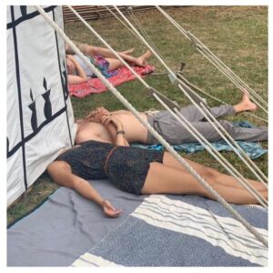 Jennifer Hoffman Instagram - Lang verhaal kort: De tent was vol, maar we wilden toch graag van het optreden genieten. 
#throwback 
#festivallife 
#nomorespots 
#gotcreative