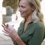 Jennifer Hoffman Instagram - Een onafhankelijk prinsendom, midden in Italië. 🇮🇹 Jennifer bezoekt de prinses van Seborga, dat er een eigen paspoort, munteenheid en volkslied op nahoudt. 👸 Hele aflevering zien? Ga naar NPO Start of check de link in bio. 🔗