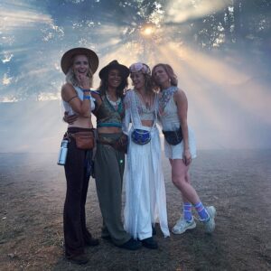 Jennifer Hoffman Instagram - Alices in Wonderland. 
#alittlebitofmagicgoesalongway 
#sodoessomegirlpowermagic 
Want godsamme wat kan je dat soms nodig hebben hè 
🌝✨🫶