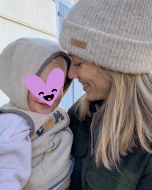 Jennifer Hoffman Instagram - Voordeel van weggaan is thuiskomen 🤍 Of dat nou in Amsterdam is of in Frankrijk. Thuis is bij die grote en die kleine. Alhoewel de kleine kort hierna in z’n broek zeek.. 
#ruiningthemagicabit
#backtobeingamom
#lieverdekleinedandegrote