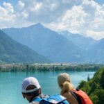 Jennifer Hoffman Instagram - Slechts zes uurtjes achteroverleunen in een trein en je bent er al: Zwitserland. 🇨🇭 Over land en water verkende de crew dit prachtige Alpenland vol reusachtige bergen, heldere meren, serene dorpen en groene valleien. 🌄 Zin om weg te dromen? Kijk op NPO Start of check de link in bio. 🔗