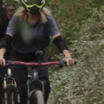 Jennifer Hoffman Instagram - Jennifer waagt een ritje op haar mountainbike door de bergen van Finale Ligure.🚵‍♀️ Haar route begint bij een oude verlaten NAVO-Basis. De uitzichten zien die de rit opleverde? 🇮🇹 Kijk de hele aflevering terug op NPO Start of via de link in de bio!🔗.