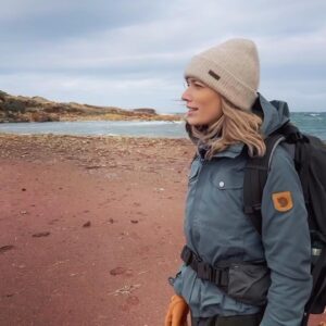Jennifer Hoffman Instagram - Wat zou je liever doen: naar Menorca afreizen in de droge hitte van de zomer en op een overvol strand liggen of het eiland off season leren kennen wanneer de natuur nog groen is en er geen toerist te bekennen is? 
Mijn antwoord kennen jullie denk ik al ;) 
Hiking #camidecavalls #menorca #nosuchthingasbadweather 
#offseason #conscioustravel 
#trainandaferryaway