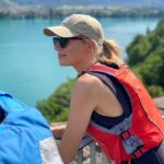 Jennifer Hoffman Instagram - Ik weet er mensen zijn die het lastig vinden dat ik mij uitspreek voor duurzaamheid en klimaat en dat ik tegelijkertijd @3opreis, een reisprogramma, presenteer. En dat snap ik. Ik vind het dan ook nooit erg om het uit te leggen wat mijn motivatie is. Reizen doen we toch. Het is belangrijk voor lichaam en geest. Voor ruimdenkendheid, tolerantie en verdraagzaamheid. Maar ik hoop, samen met 3 Op Reis, mensen te inspireren om op een ándere manier te reizen. Duurzamer, bewuster. Door de trein te nemen ipv het vliegtuig, door dichterbij te reizen, door te laten zien dat je veel meer plezier hebt van slow travel dan van instagram bingo spelen, door voor groenere accommodaties te kiezen. En misschien dat ik zo af en toe iemand laat denken: “Hé de trein. Dat kan natuurlijk ook” En dat kan ik met 3 Op Reis doen. Soms moet je het systeem van binnenuit uithollen ;) #wedoenallemaalonsbest #sustainabletravel #consioustravel #happyvacations #slowisthenewfast
