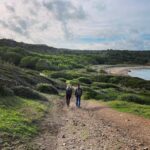 Jennifer Hoffman Instagram - Wat zou je liever doen: naar Menorca afreizen in de droge hitte van de zomer en op een overvol strand liggen of het eiland off season leren kennen wanneer de natuur nog groen is en er geen toerist te bekennen is? Mijn antwoord kennen jullie denk ik al ;) Hiking #camidecavalls #menorca #nosuchthingasbadweather #offseason #conscioustravel #trainandaferryaway