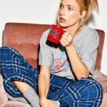 Jennifer Hoffman Instagram - Ik drink al een paar jaar geen koffie meer. Zomaar per ongeluk. Was helemaal niet de bedoeling. Ik vond het altijd heerlijk. En nog steeds. En zo heeeel af en toe probeer ik het weer eens, maar de weg terug is niet zo makkelijk. Mijn lichaam protesteert. Ik krijg echt stressgevoelens. Van groot espressoliefhebber dus naar theeleut. Per ongeluk. Maar het bevalt mij prima. 🫖 ☕️ Foto: @valentinavos @marshacalori