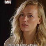 Jennifer Hoffman Instagram - OVER KLEUR GESPROKEN Er wordt mij hier op een prachtige, oprechte en kwetsbare manier uitgelegd hoe belangrijk het is om jezelf te zien op tv en film. Ik wist het wel al, maar Hui Hui raakte mij (en velen anderen) hier op een onuitwisbare manier. Ik snap het nu. Echt. Ze legt ook zo haarfijn uit dat humor oké is. Zelfs stereotypes mogen. Maar als dat het enige is dat je ziet, dan klopt er iets niet. Dat doet wat met je zelfbeeld. Helemaal als kind. En dat is niet goed. Voor niemand. Juist Film & TV zou inclusief moeten zijn, daar is het medium perfect voor. Het gaat om verhalen vertellen. ALLE verhalen. Dan krijgen we zoveel meer te zien, zoveel meer te leren. We winnen allemaal met meer KLEUR 💕 Dank @huihui_panonfire voor je openhartigheid en je intelligente en warme manier van duidelijk maken waar het anders moet, waar we kunnen winnen ❤️ (Hele fragment is te vinden via NPOstart: Over Kleur Gesproken) @kleur_in_film_en_tv @omroephuman