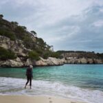 Jennifer Hoffman Instagram - Wat zou je liever doen: naar Menorca afreizen in de droge hitte van de zomer en op een overvol strand liggen of het eiland off season leren kennen wanneer de natuur nog groen is en er geen toerist te bekennen is? Mijn antwoord kennen jullie denk ik al ;) Hiking #camidecavalls #menorca #nosuchthingasbadweather #offseason #conscioustravel #trainandaferryaway